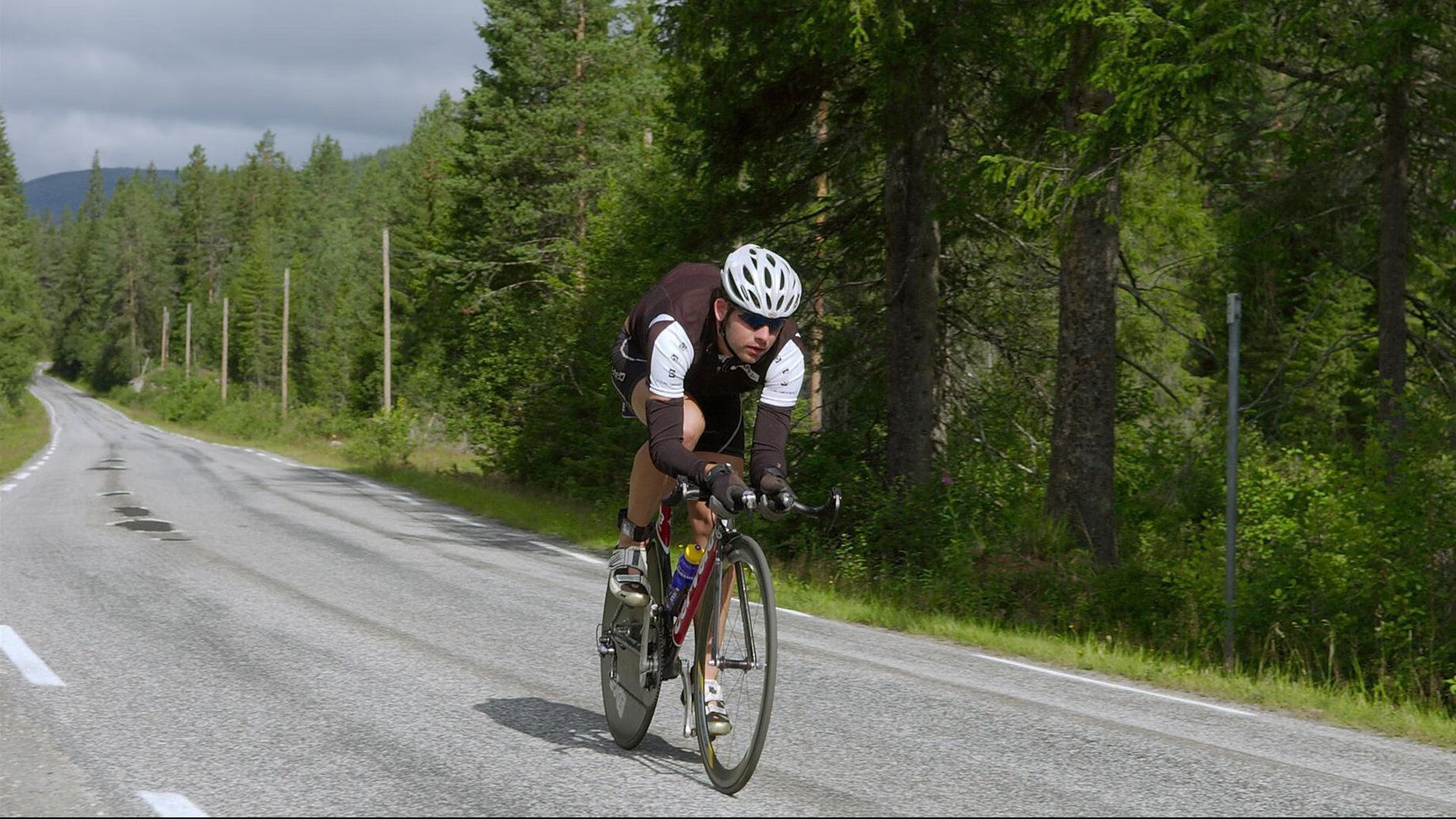 主帅关注场上节奏变化适时变阵应对调整精确体现经验老道